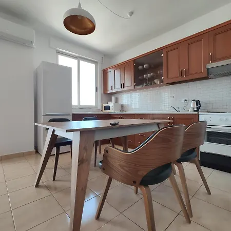 Palm Street Apartment *