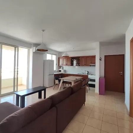 Palm Street Apartment *